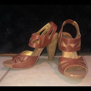 Adorable wooden like sandals